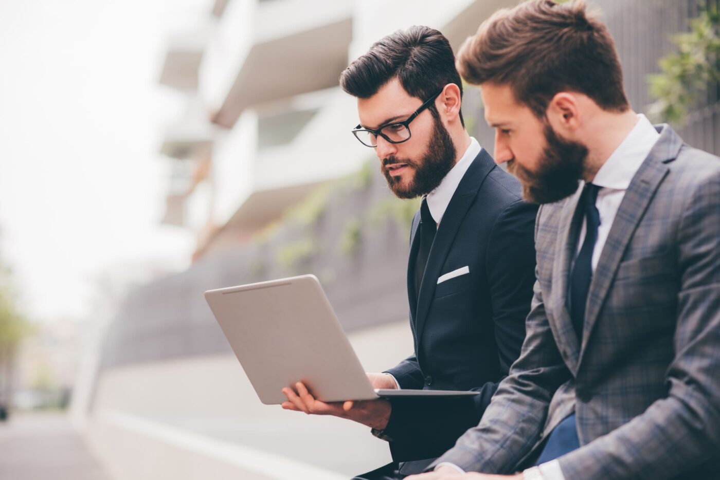 Hommes portant un ordinateur ouvert en extérieur