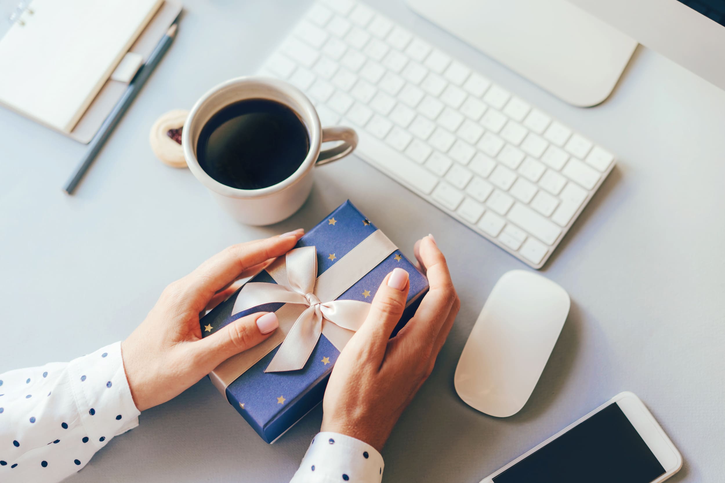 Cadeau programme fidélité sur un bureau avec clavier d’ordinateur