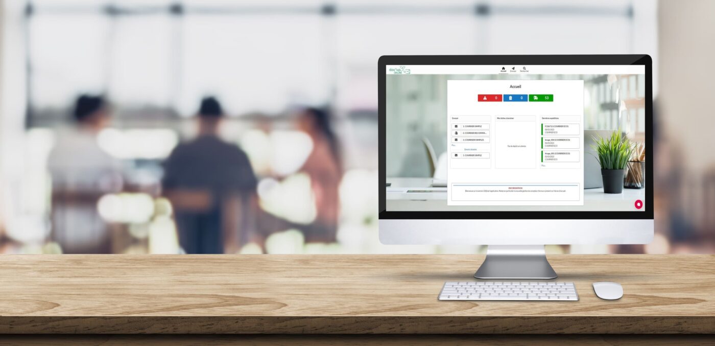 écran d’ordinateur avec plateforme envoi de courrier en ligne doc’up online sur bureau