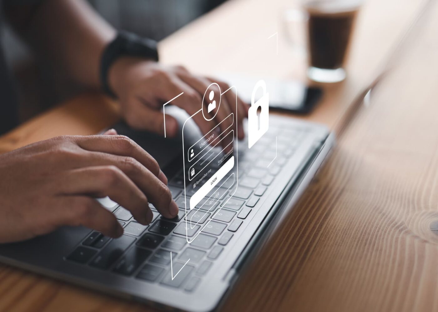 homme qui tape sur son clavier d’ordinateur avec icones sécurité