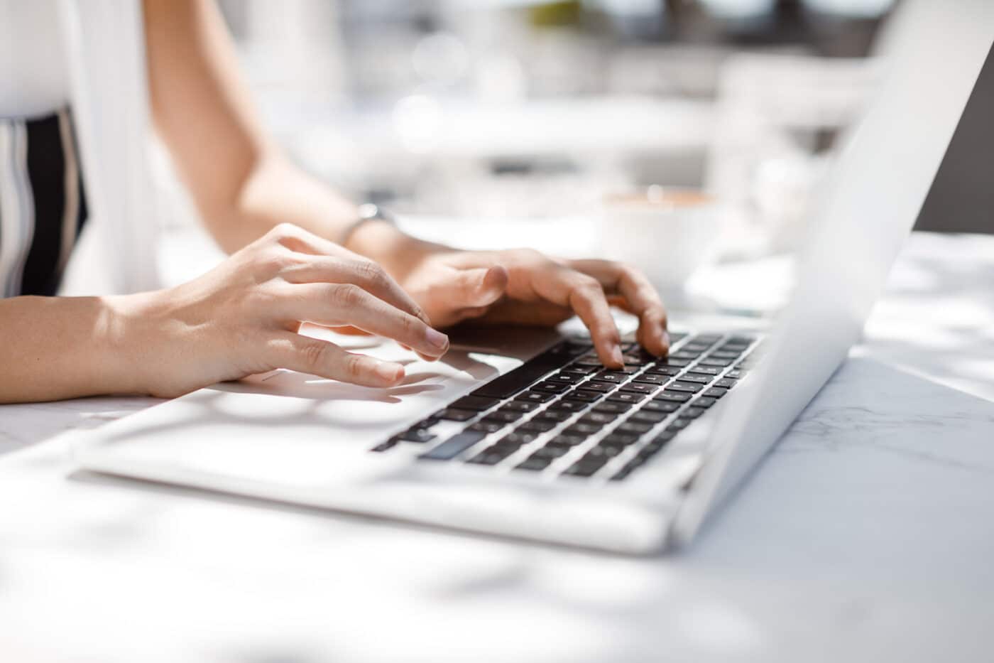 Mains sur clavier d’ordinateur logiciel machine à affranchir