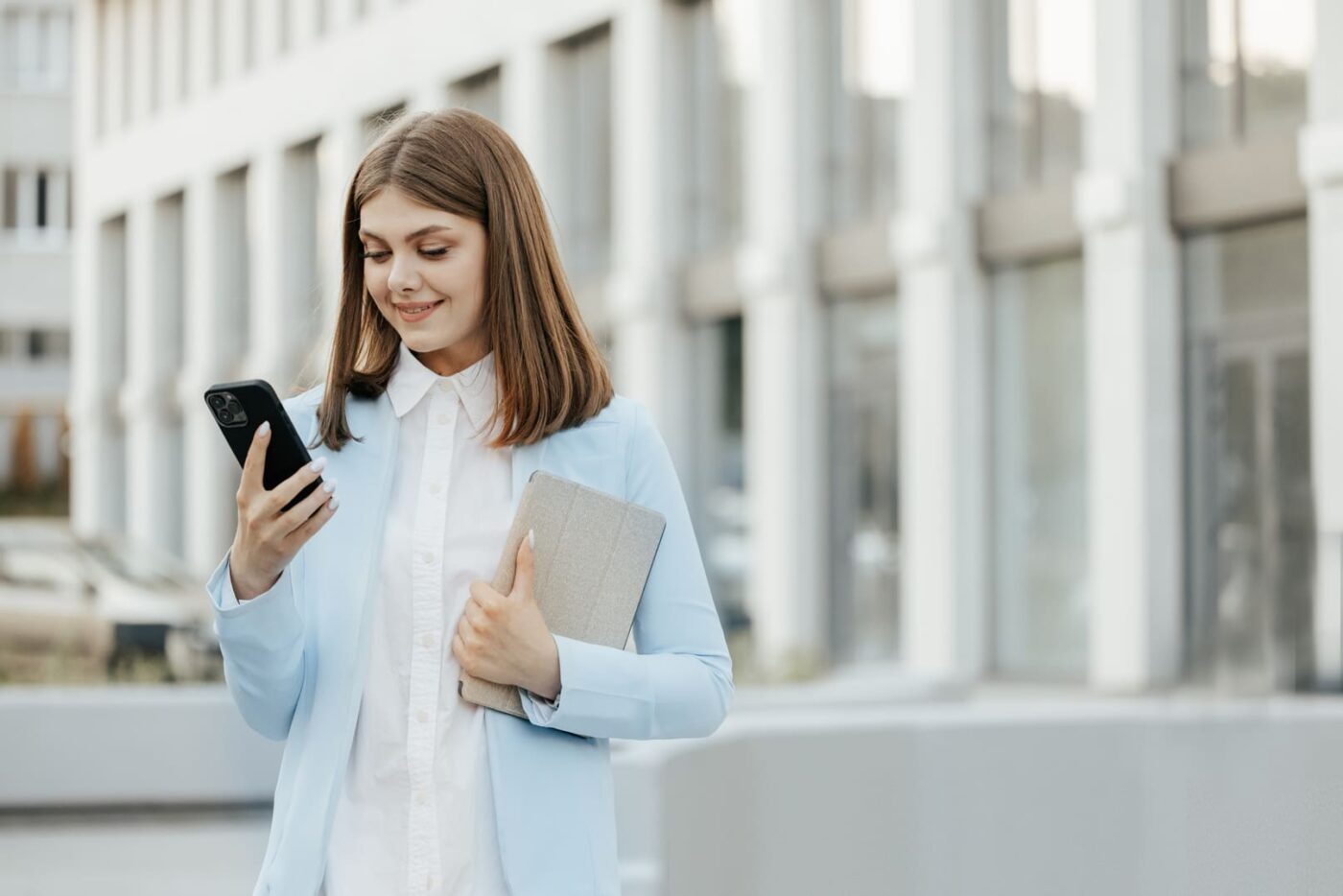 jeune femme recevant une LRE sur son smartphone