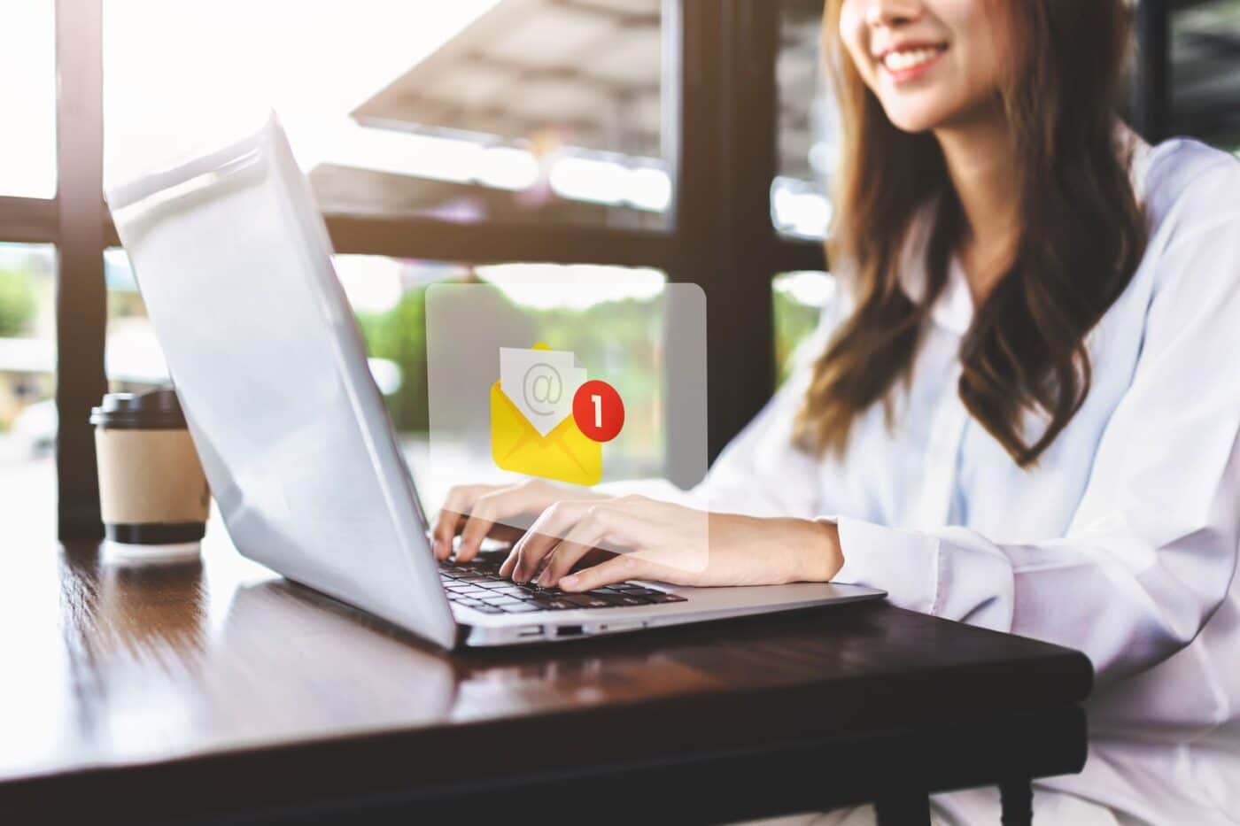 femme devant son ordinateur recevant une lettre recommandée électronique avec un icone de notification