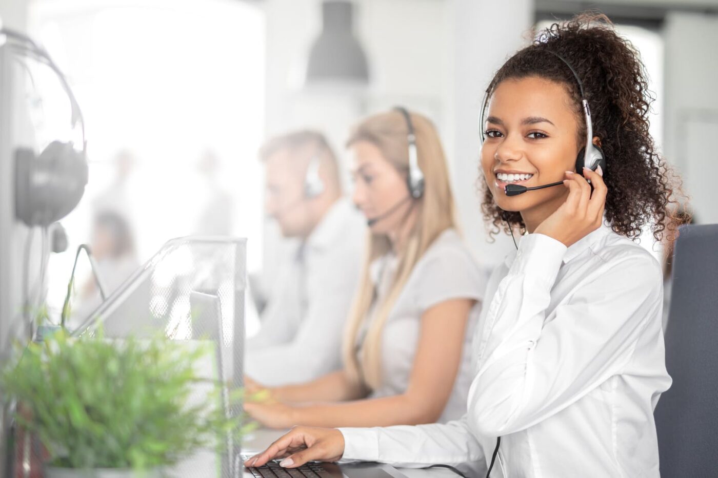 femmes avec casque téléphone dans un call center