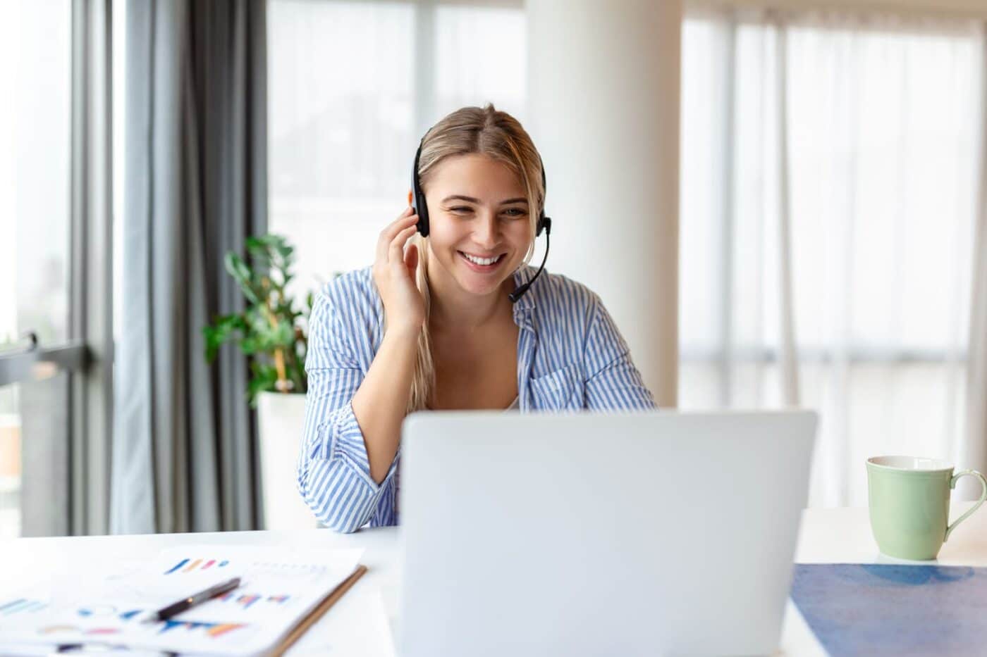 Femme portant un casque devant son ordinateur